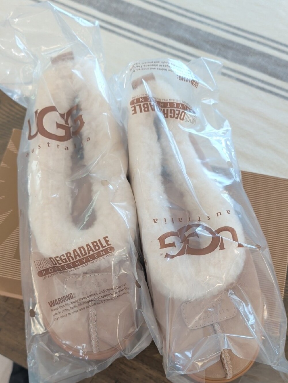 NWT UGG Rylan Slippers - Picture 2 of 4